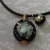Pendentif lentille verre filé, noir et décors "éclats de verre".** PTC29** – Image 3