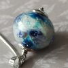 Pendentif perle ronde en verre filé au chalumeau.Inspiration planète.**P241** – Image 3