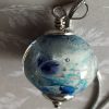 Pendentif perle ronde en verre filé au chalumeau.Inspiration planète.**P241** – Image 4