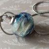 Pendentif perle ronde en verre filé au chalumeau.Inspiration planète.**P241** – Image 7