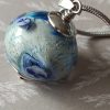 Pendentif perle ronde en verre filé au chalumeau.Inspiration planète.**P241** – Image 2