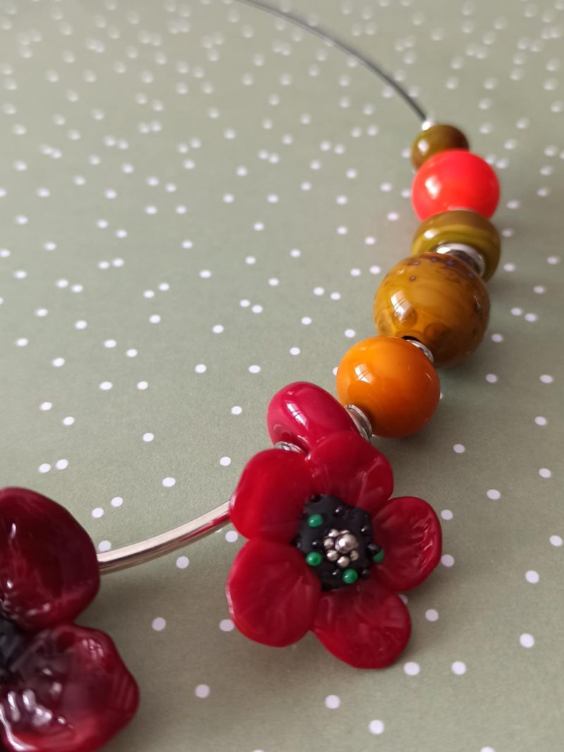 Collier perles  et fleurs de verre filé,  **CMP44**