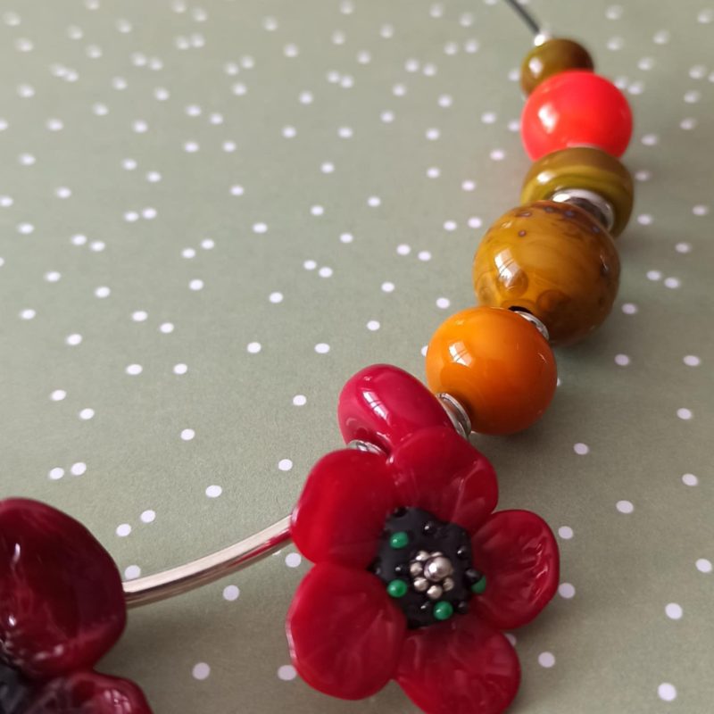 Collier perles  et fleurs de verre filé,  **CMP44**