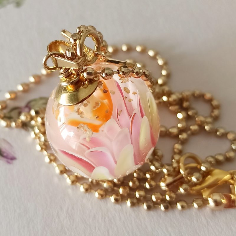 Perle  ronde  décors "pétales" en verre filé au chalumeau **P273**