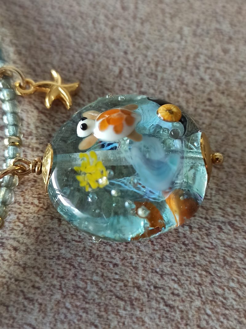 Pendentif perle de verre filé - décors aquatiques et tortue **P266** – Image 2