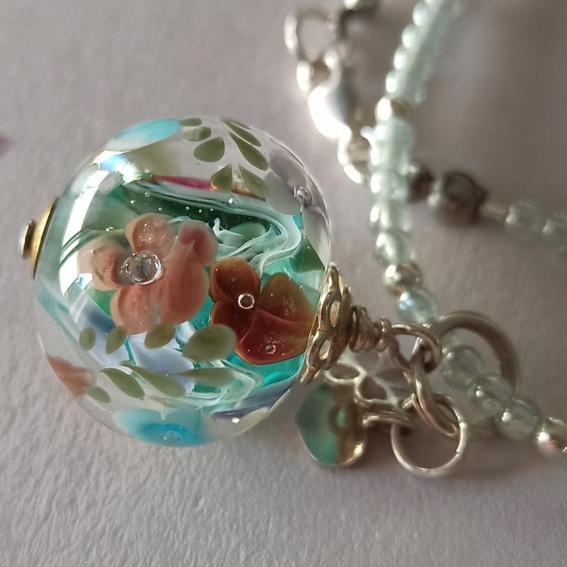 Pendentif perle florale en verre filé - P268