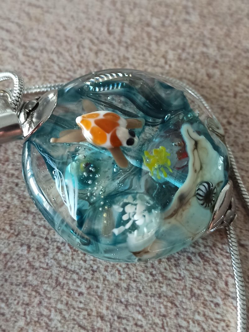 Pendentif perle de verre filé - décors aquatiques et tortue **P267**