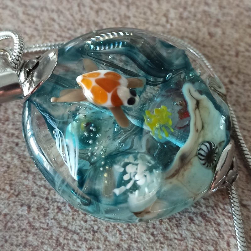 Pendentif perle de verre filé - décors aquatiques et tortue **P267**