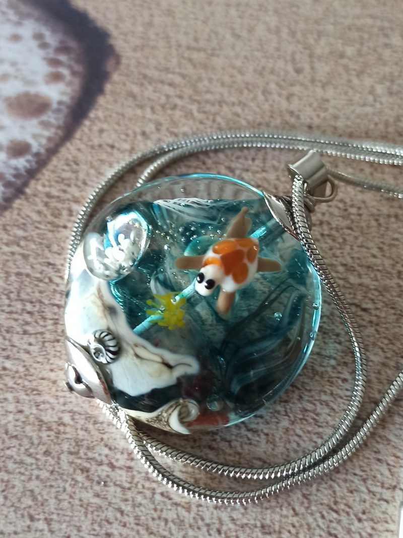 Pendentif perle de verre filé - décors aquatiques et tortue **P267** – Image 3